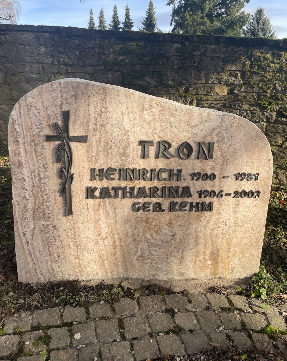 Waldenserweg Palmbach "Platz der Erinnerung" Grabstein von Heinrich und Katharina TRON. Waldenserweg Palmbach "Platz der Erinnerung" Grabstein von Heinrich und Katharina TRON.